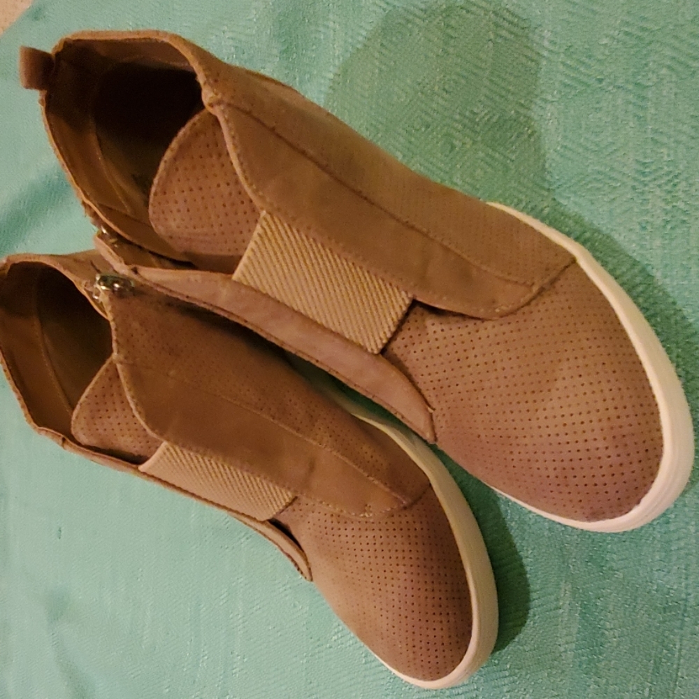 Sneaker Mia Wedges NWOT 9